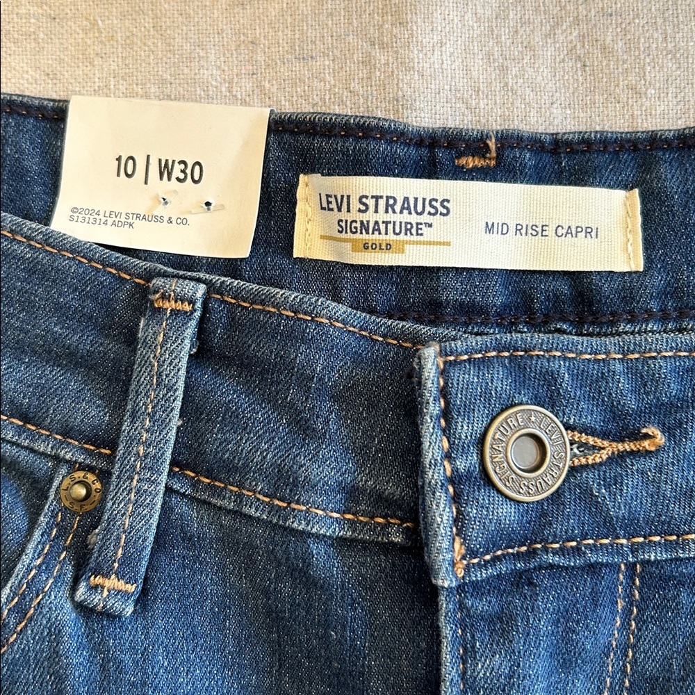 Levi Strauss Signature Women’s 10/W30 New With Tags Blue Mid Rise Capri Jeans - Picture 3 of 11